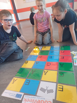 Programmējam ar Bee-Bot